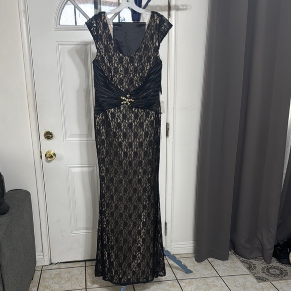 Elegant Black Lace Evening Gown - Picture 1 of 14